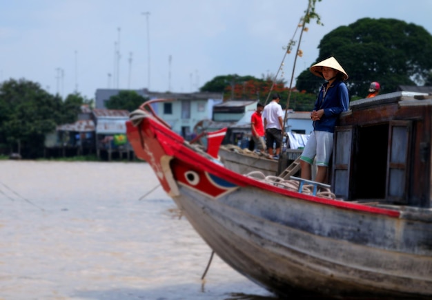 Barco en el agua en el delta del río Mekong, Mekong, Vietnam