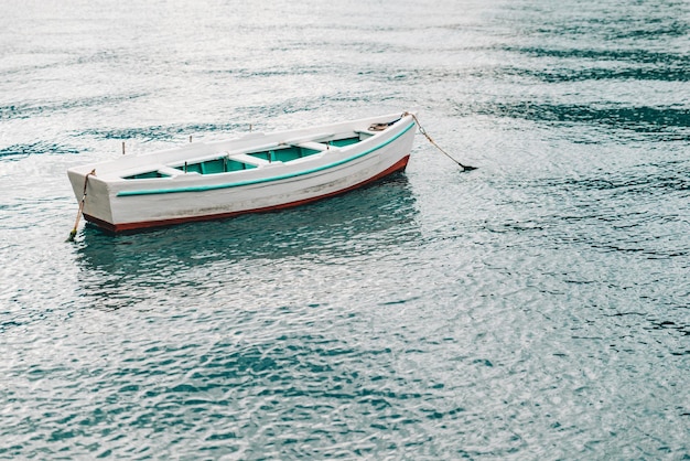 Barco en agua de mar azul