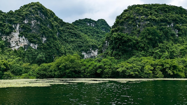 Foto un barco en el agua con montañas al fondo.