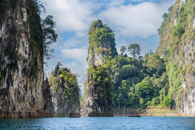 Un barco en el agua con montañas al fondo.