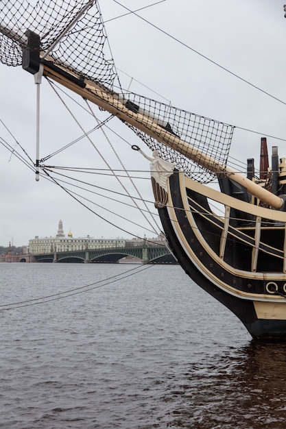 Foto un barco en el agua con la palabra st. petersburgo en el frente.