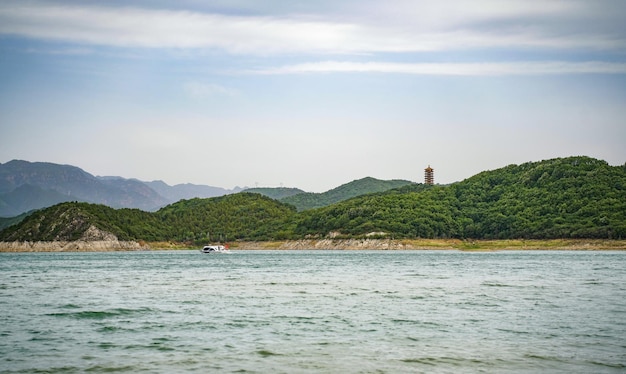 Un barco en el agua con una torre al fondo.