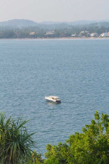 Un barco en el agua