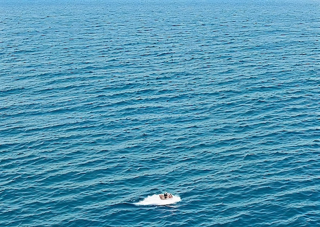 Un barco en el agua