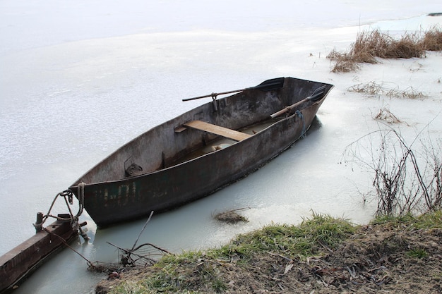 Foto un barco en el agua