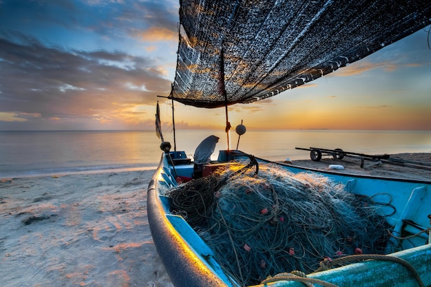 barco al amanecer