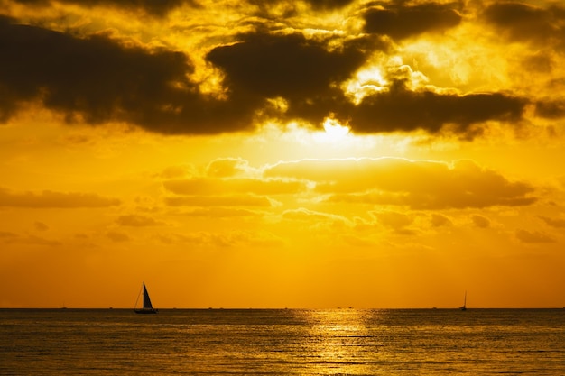 Barco al atardecer bajo nubes oscuras