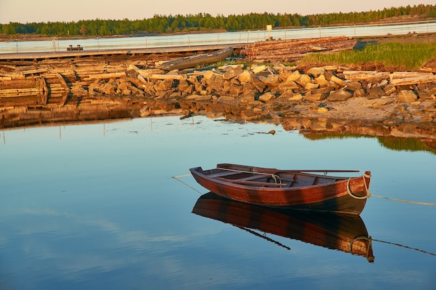 Barco en la aldea de Rabocheostrovsk, Rusia. Mar Blanco cerca de Kem