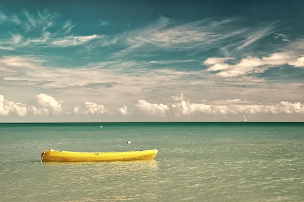 Barco amarelo na água