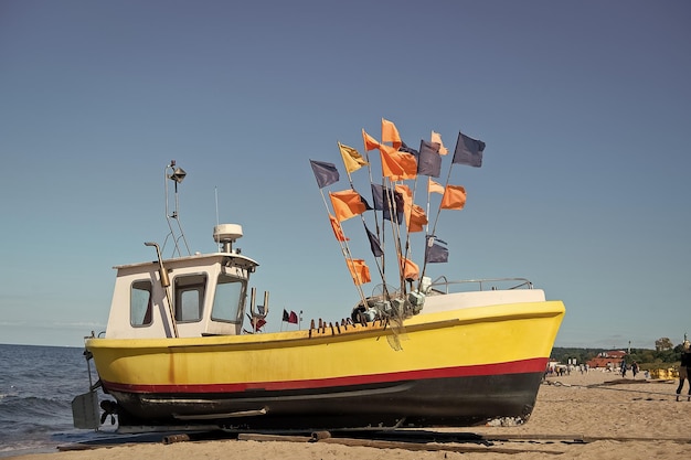 Barco amarelo na praia do mar