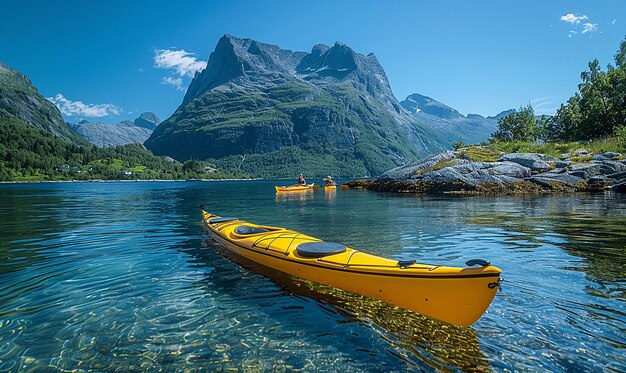 un barco amarillo con un kayak rojo en el agua