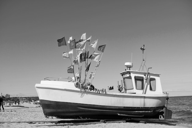 Barco amarillo en la playa del mar