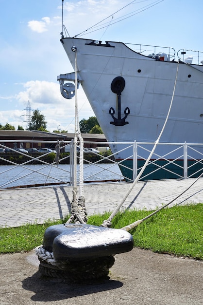 Barco amarrado al muelle