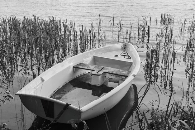 Foto barco amarrado en el lago contra el cielo