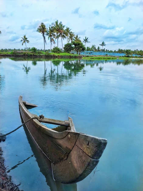 Foto barco amarrado en el lago