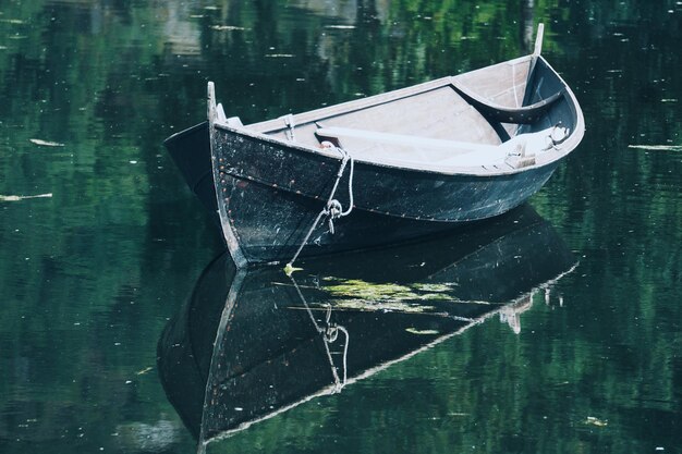 Foto barco amarrado en el lago