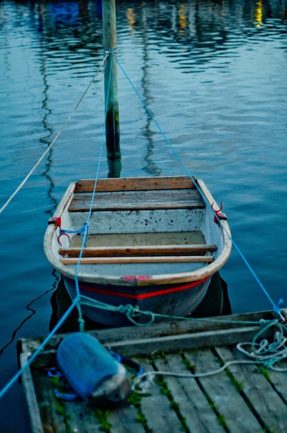 Foto barco amarrado en el lago