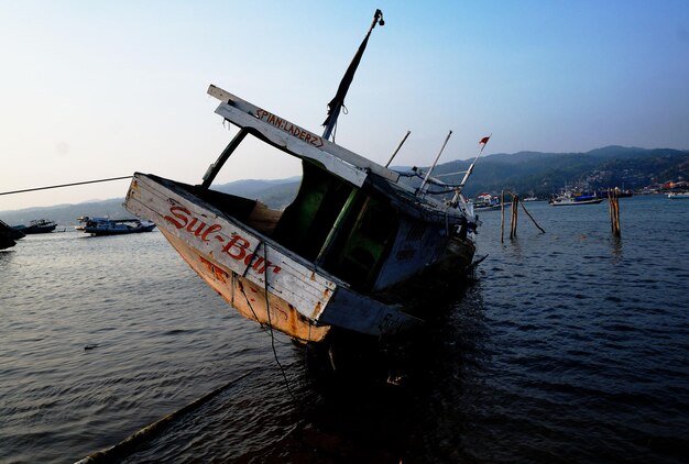 Foto barco amarrado en el mar contra el cielo