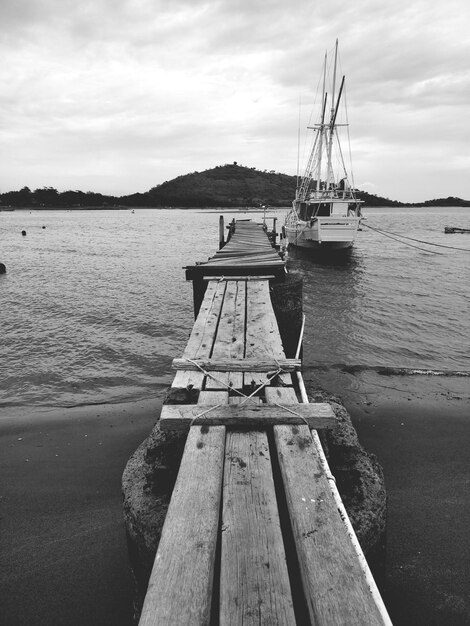 Foto barco amarrado en el mar contra el cielo