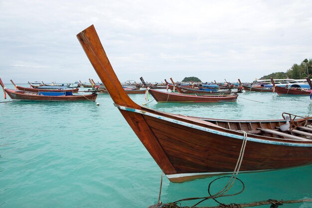 Foto el barco amarrado en el mar contra el cielo