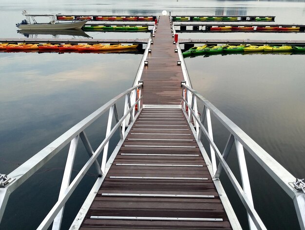 Foto barco amarrado en el muelle