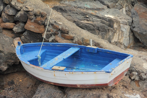 Foto barco amarrado en la orilla