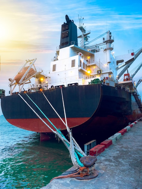 Barco amarrado en el puerto contra el cielo