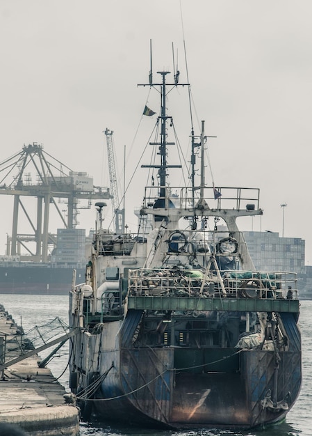 Barco amarrado en el río contra el cielo en el puerto