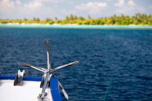 Barco ancla en el océano