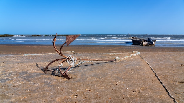 Barco de ancla y pesca junto al mar.