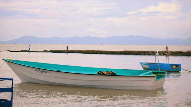 Foto barco ancorado na costa contra o céu