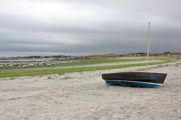 Barco ancorado na praia contra o céu