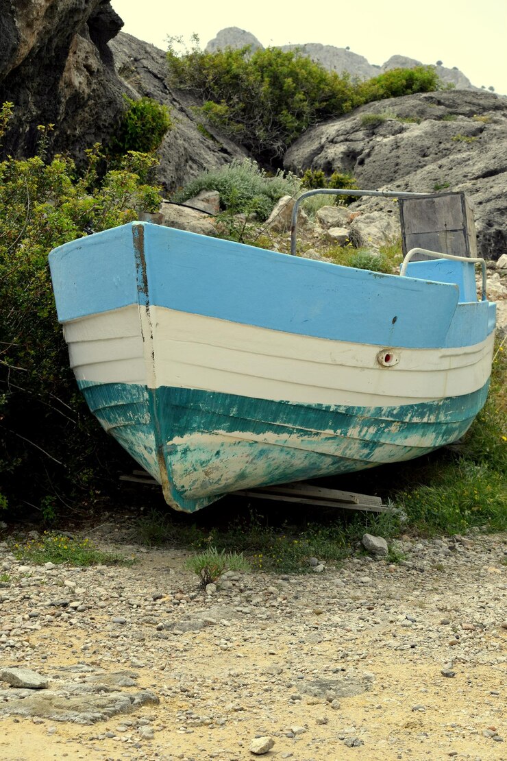 Foto barco ancorado na praia contra o céu