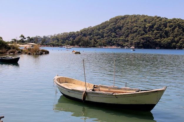 Barco ancorado no lago contra o céu limpo