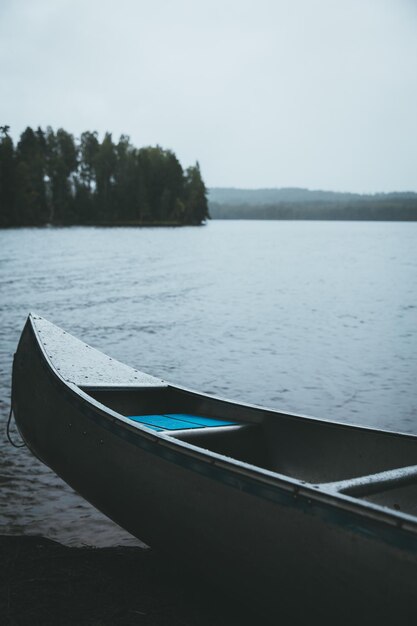 Foto barco ancorado no lago contra o céu
