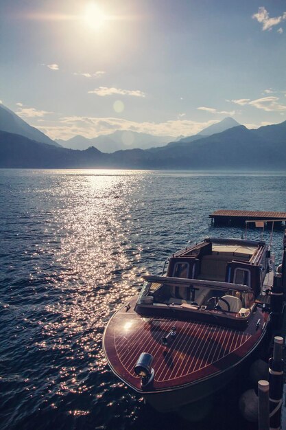 Barco ancorado no lago contra o céu