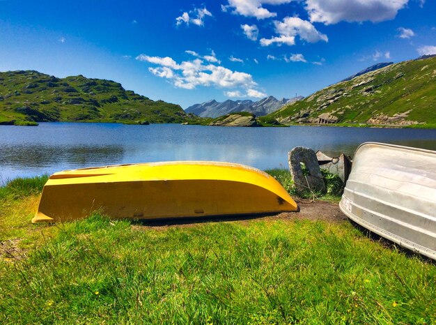 Foto barco ancorado no lago contra o céu