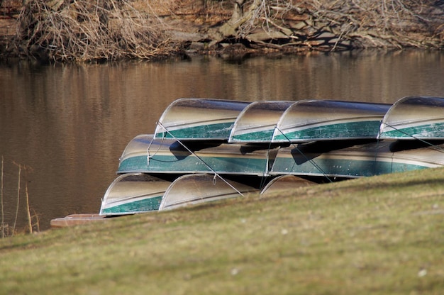 Barco ancorado no lago