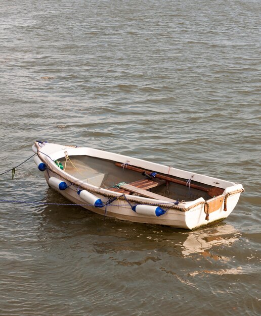 Foto barco ancorado no lago