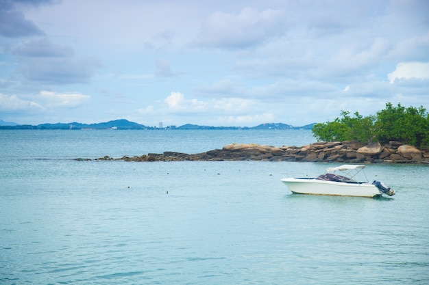 Barco ancorado no mar.