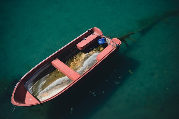 Barco atado vacío en la vista superior del océano