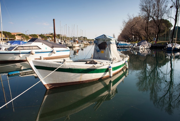 Barco atracado en el muelle de Villaggio del Pescatore