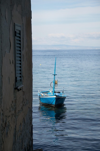 El barco azul esperando para ir a pescar. La ciudad costera de Scilla.