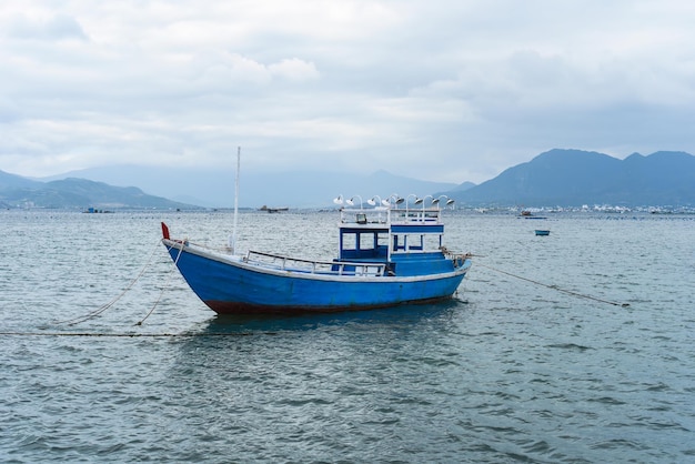 Barco azul vietnamita nadando no mar do sul da china no vietnã