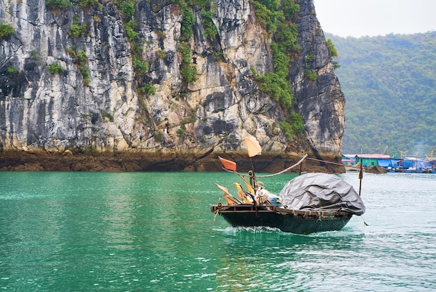 Barco en la bahía de Ha Long, Vietnam, Asia. Islas de piedra caliza en el fondo