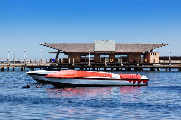 Barco en la bahía del océano