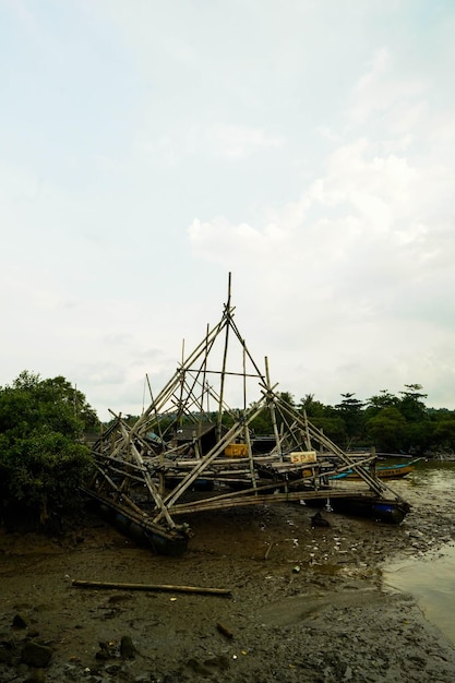 Un barco en el barro con la palabra barco en él