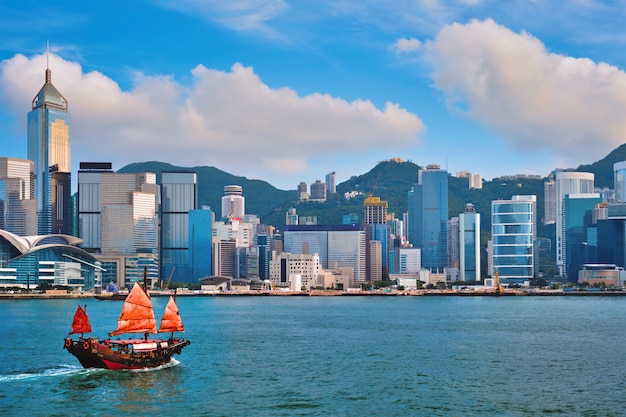 Barco basura en el puerto Victoria de Hong Kong