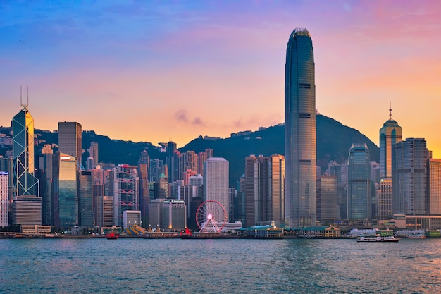 Barco basura en el puerto Victoria de Hong Kong