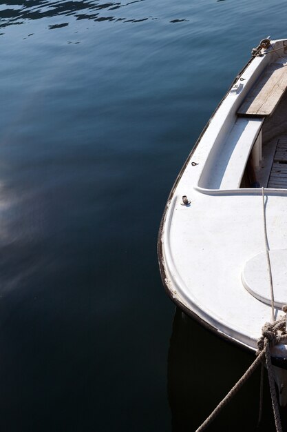 Un barco blanco en agua azul. de cerca